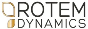 הלוגו של "Rotem Dynamics" כולל צורות מסוגננות בצבעי זהב ושחור, הדומות לעלים, הממוקמות משמאל לשם החברה, הכתוב באותיות שחורות מודגשות.