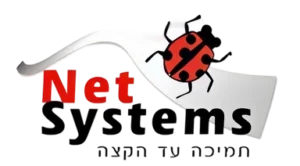 לוגו עם הכיתוב "Net Systems" וטקסט בעברית מתחתיו, ובו פרת משה רבנו אדומה ושחורה מעל האותיות, וסרט לבן ומעוקל ברקע.