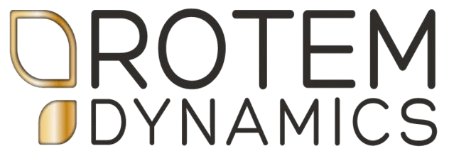 לוגו של "Rotem Dynamics" הכולל טקסט שחור וצורת עלה מסוגננת בצבעי זהב ושחור היוצרת את האות "R". המילה "DYNAMICS" מופיעה מתחת ל-"ROTEM" בגופן דק יותר.